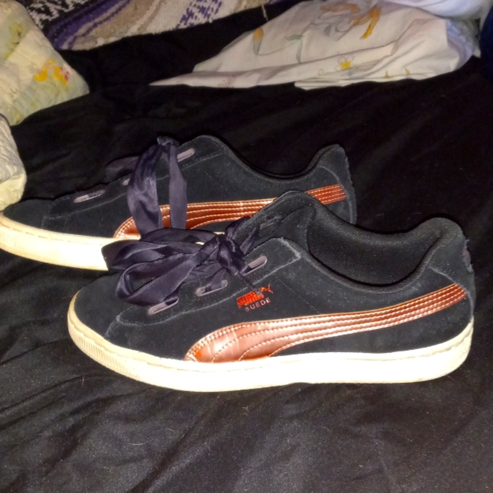 Women size 7 Puma pink and black with ribbon laces